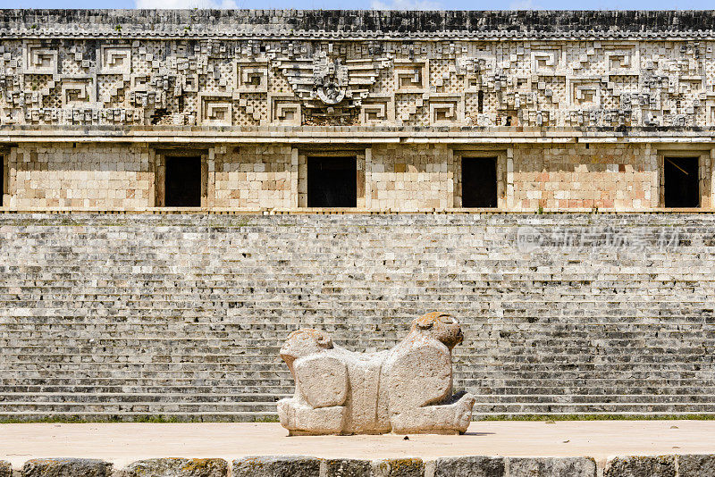 在总督宫殿前的两个头像雕像，Uxmal，墨西哥- xxxl